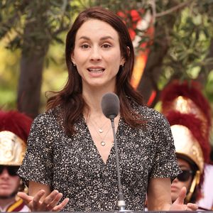 Troian Bellisario hat Video von Geburt ihrer Tochter im Auto