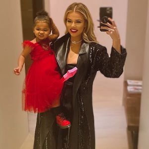 Im roten Dress: Khloé und True total in Weihnachtsstimmung!