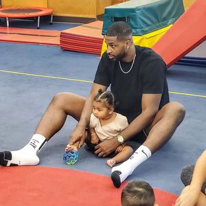 Trotz Stress mit Khloe: Tristan zaubert True tollen Papa-Tag