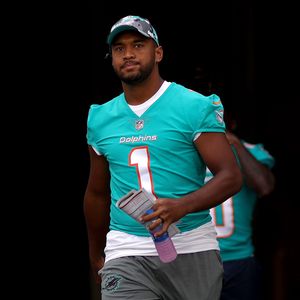 Schock in NFL: Miami-Star liegt total verkrampft am Boden