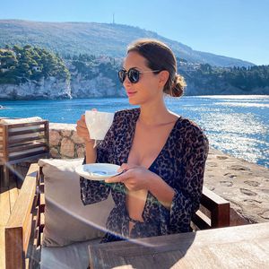 Tiefe Einblicke: Clea-Lacy sendet heiße Grüße aus dem Urlaub