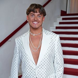 Narbe von Raketenunfall: Twenty4tim bittet Fans um Vorsicht