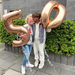 So süß gratuliert Twenty4tim seiner Mama zum 50. Geburtstag!