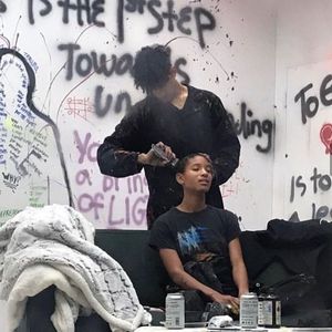 Willow Smith lässt sich von ihrem Freund Glatze rasieren!