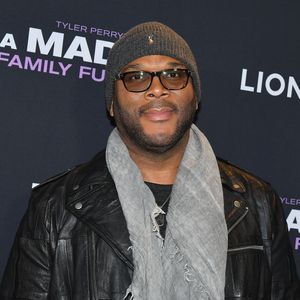 Schauspieler Tyler Perry ließ sich im TV gegen Corona impfen