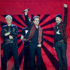 Riesige Überraschung: U2 feiert in Berliner U-Bahn mit Fans!