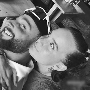 "Dankbar": Umut Tekin und Julia Römmelt kuscheln im Netz