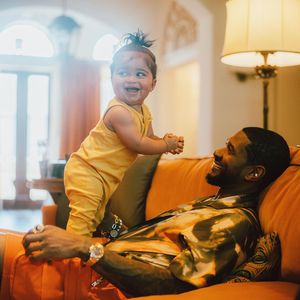 Kleiner Fratz: Usher teilt süße Fotos mit seinem Sohn Sire!