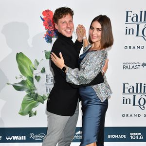 Renata Lusin präsentiert ihren Mini-Bauch auf rotem Teppich
