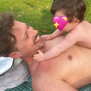 Papa-Tochter-Foto: Valentin Lusin kuschelt mit Baby Stella