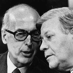 Intensivstation! Helmut Schmidt liegt im Krankenhaus