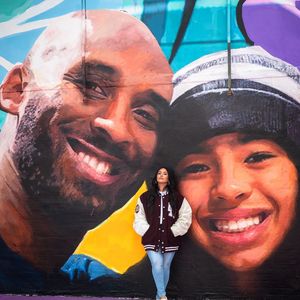 In Gedenken: Vanessa Bryant besucht Wandmalerei von Kobe