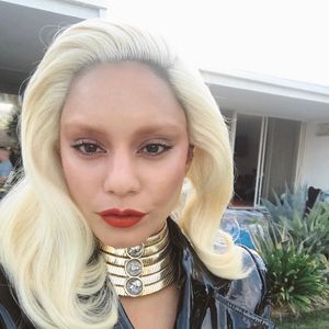 Kaum zu erkennen: Vanessa Hudgens erinnert hier an Lady Gaga