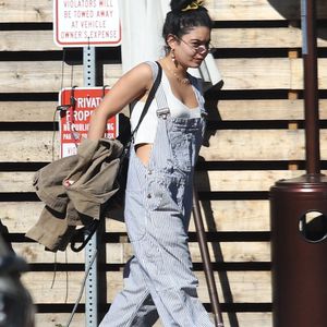 90s-Comeback! Vanessa Hudgens in Latzhose und Buffalos