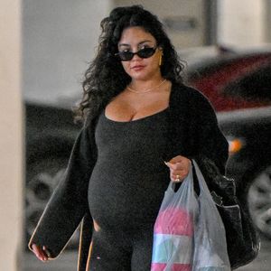 Hochschwangere Vanessa Hudgens zeigt ihren großen Babybauch