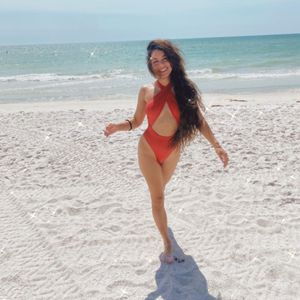 Baywatch-Flair: Vanessa Hudgens megasexy in rotem Badeanzug