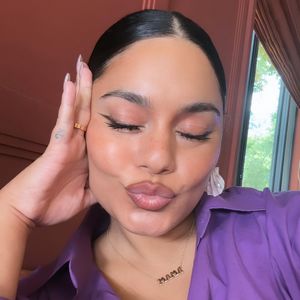 Neumama Vanessa Hudgens strahlt glücklich in neuem Selfie
