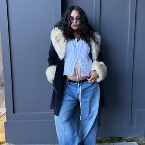 Vanessa Hudgens zeigt Babybauch im lässigen Festivallook