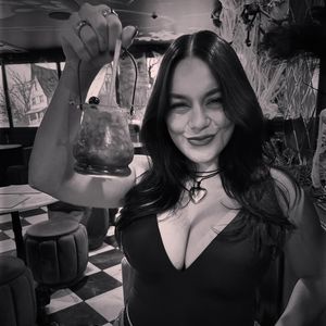 So sexy posiert Neu-Mama Vanessa Hudgens bei Halloween-Date