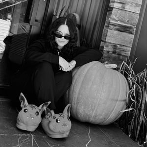 Neues Foto: Vanessa Hudgens läutet die Halloween-Saison ein