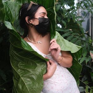 Auffällige Pose: Fans vermuten Babynews bei Vanessa Hudgens