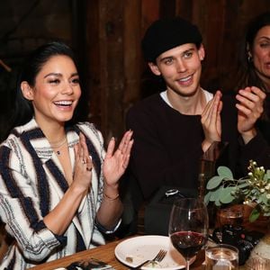 Zac kann die Finger nicht von seiner Vanessa lassen