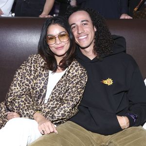 XL-Babybauch: Schwangere Vanessa Hudgens spaziert mit Cole