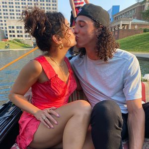 "Vermisse dich": Vanessa Hudgens postet Kussbild mit Freund