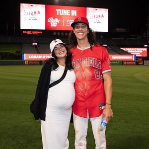 Süß! Schwangere Vanessa Hudgens posiert mit ihrem Ehemann