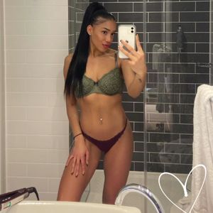Heiß! Vanessa Nwattu posiert für Fans nur in Unterwäsche