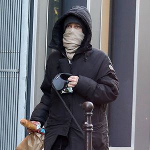 Welcher Superstar schlendert denn hier vermummt durch Paris?