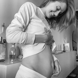 In 18. Schwangerschaftswoche: Vanessa Tamkan zeigt Babybauch
