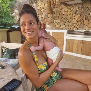 Vick Hope strahlt auf neuen Schnappschüssen mit Baby Micah