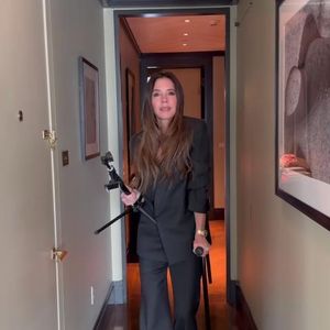 Keine Pause: Victoria Beckham arbeitet auch auf Krücken