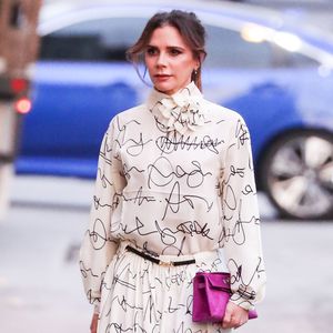 Top oder Flop? Victoria Beckham im Unterschriften-Kleid
