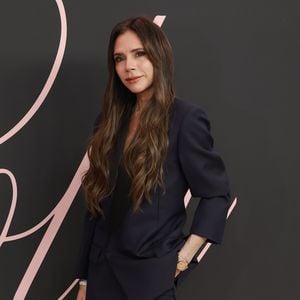 Victoria Beckham (50) zeigt ihre definierten Bauchmuskeln