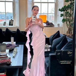 Ladylike: Victoria Beckham begeistert in rosafarbener Robe!