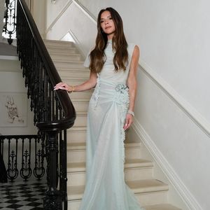Victoria Beckham lagert die Designermode im Hightech-Schrank