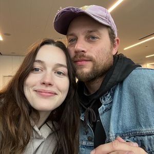 "Kein Geheimnis": Victoria Pedretti und Ethan sind verlobt