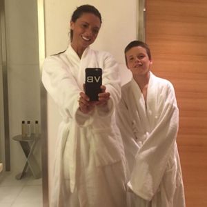 Hier ist der Fotobeweis: Victoria Beckham kann auch lächeln
