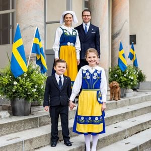 Neue Bilder: Prinzessin Estelle und Prinz Oscar Hand in Hand