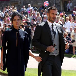 Hier zeigen sich David & Vic Beckham happy auf Red Carpet!