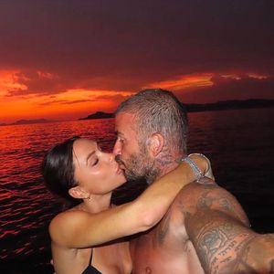 Victoria und David Beckham knutschen vor malerischer Kulisse