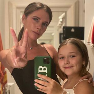 Süß: Victoria Beckham wird von Tochter Harper (9) geschminkt