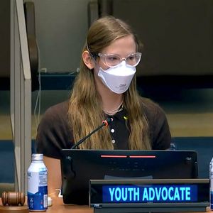 Violet Affleck hält nach Pandemie am Maskentragen fest