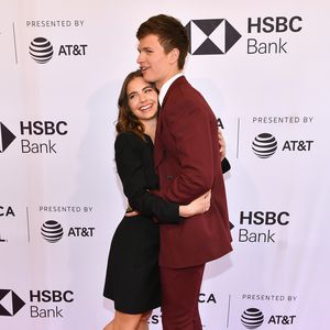 Ziemlich beschäftigt: Ansel Elgort kuschelt beim Basketball