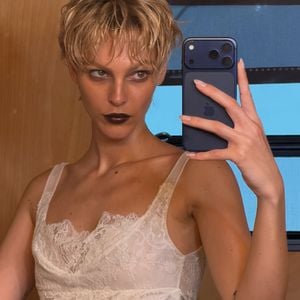 Vittoria Ceretti kopiert DiCaprios Kultlook aus den 90ern