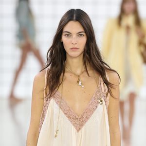 Sexy: Vittoria Ceretti flasht im Minikleid neben Theo James