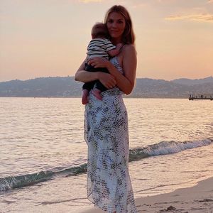 Wie süß! Neu-Mama Viviane Geppert genießt Strandtag mit Baby