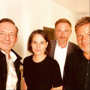 Meme-Hit: Selfie von Baerbock, Lindner und Co. amüsiert Netz